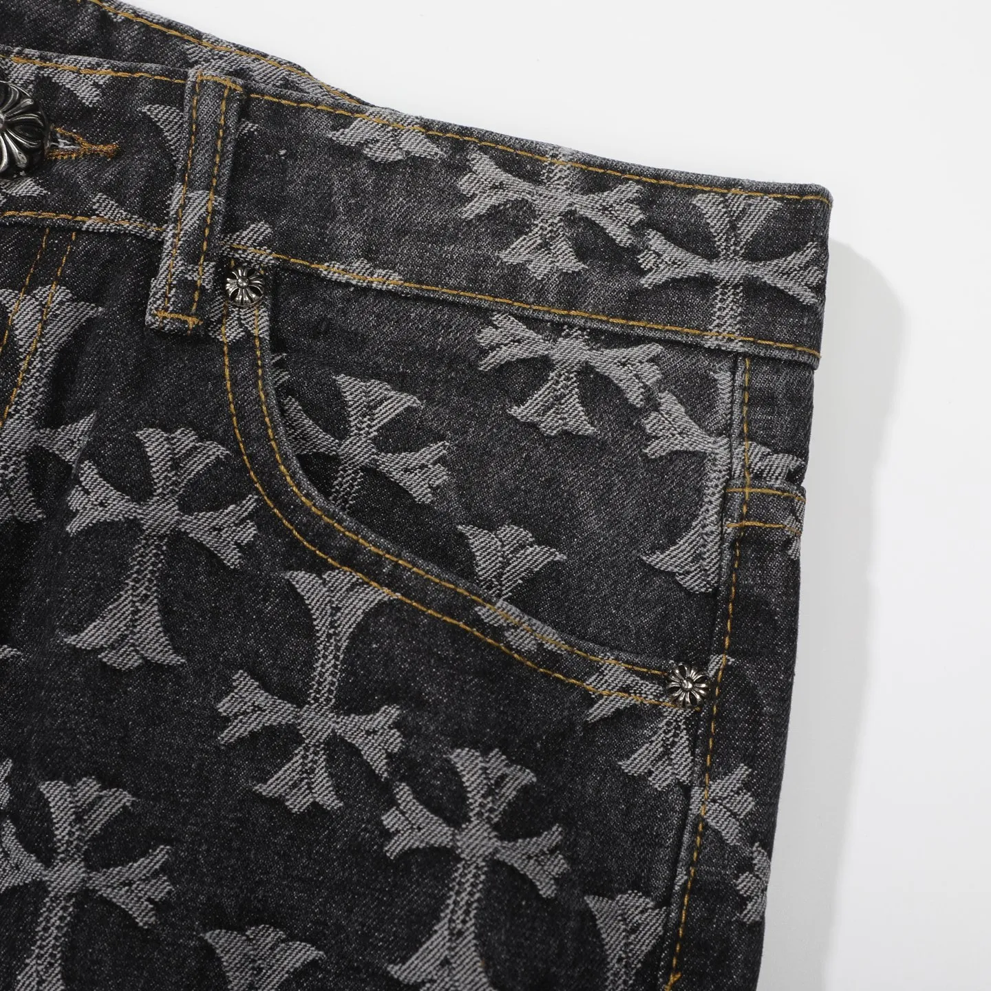 P220 [Black] Chrome Hearts｜Chrome Hearts CH all-over jacquard bootcut jeans - the same style as those of Internet celebrities. Cross-printed jeans, with unique cross design elements and all-over printing, full of design. It is made of 100% denim cotton fabric with heavy coarse yarn count, which ensures a stiff and tough silhouette while being soft, comfortable and breathable. The lapel is designed with silver buttons and is full of texture.  The classic dark yellow cross logo is all over the pants. They are generous and full of personality without being exaggerated. They are perfect for spring and summer!    Custom hardware! Same style for couples!  The three standards are complete, and the non-market version of the same style for men and women is free to compare and the quality is absolutely guaranteed. Size: 28/30/32/34/36 (s-xxl) Waist: 72/77/82/87/92 Knee: 55/56.5/58/59.5/61 Pants length: 103.5/110.5/107.5/109.5/111.5